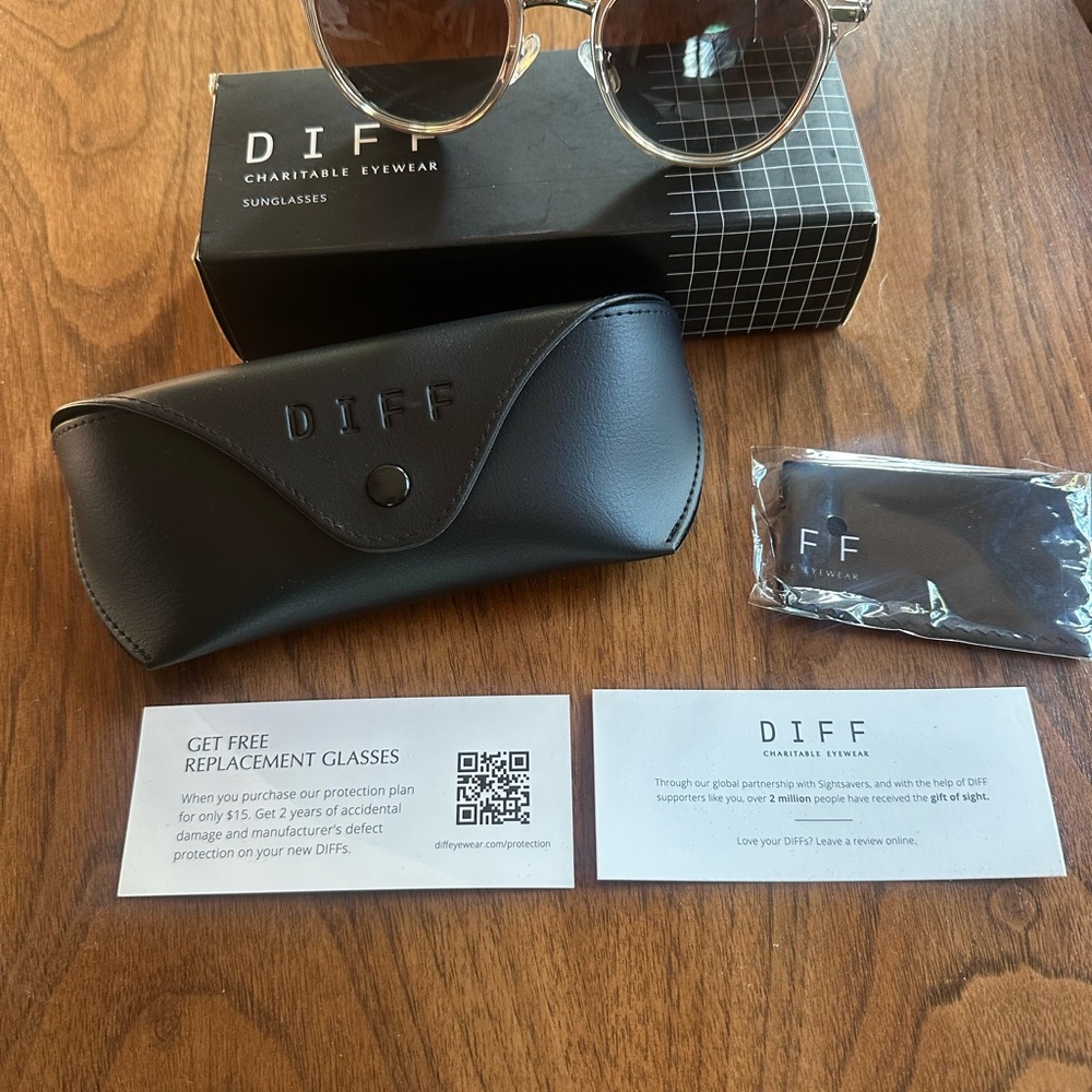 Diff Eyewear Sunglasses with Black Case